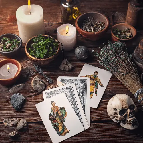 Cartas del tarot dispuestas sobre mesa de madera